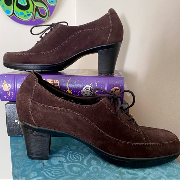 Clarks Leather Heeled Suede Oxford Ankle Booties - Picture 3 of 10